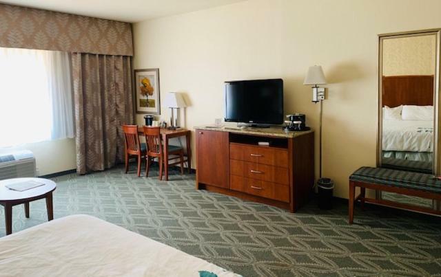 Wingate By Wyndham Elkins Hotel Ngoại thất bức ảnh